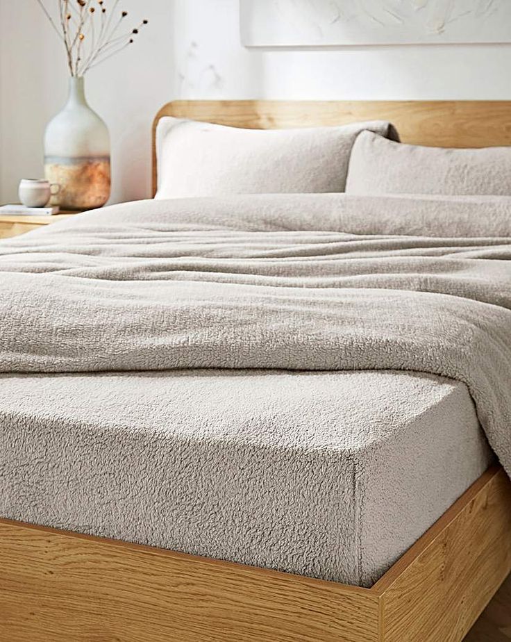 Soft fleece fitted sheet detail